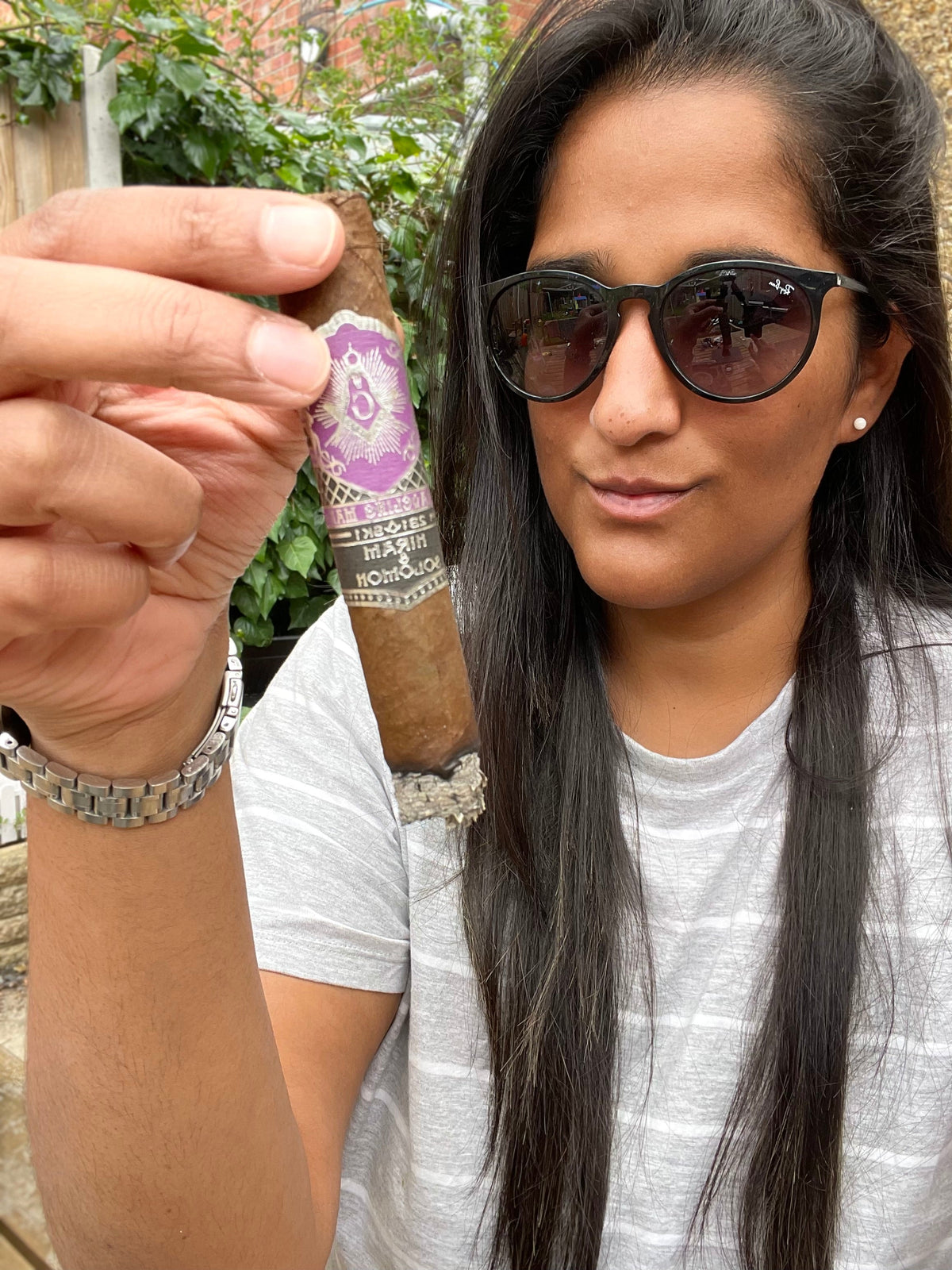 Review of Hiram and Solomon Traveling Man Robusto - The Smoking Jacket